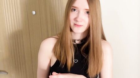 Una linda chica de mensajería se disculpó por la larga entrega