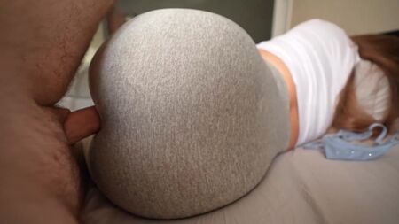 Me pilló masturbándome y me la follé por el agujero de sus leggins