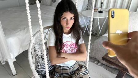 El padrastro descubrió que su hijastra actuaba en el porno y ¡quedó en shock!