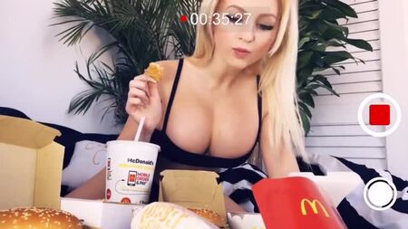 YesBabyLisa - Hot Sexy Big Boobs Chica Comer McDonalds - Mejor Fitness Instagram
