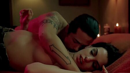 Anne Hathaway desnuda - "Crazy" (2005)