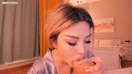 Kazakh chica chupando y empujando (chupar, succión, porno, mamada, Kirguistán, Uzbekistán, sexo, casa, asiático, webcam, tetas)