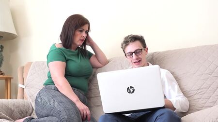 Tía seduce a su sobrino nerd