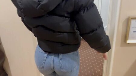 Los jeans son claramente demasiado para ella