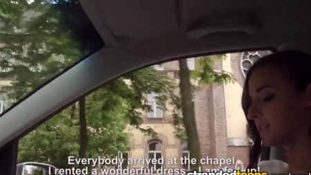 La novia hizo una mamada un taxista y extendió las piernas