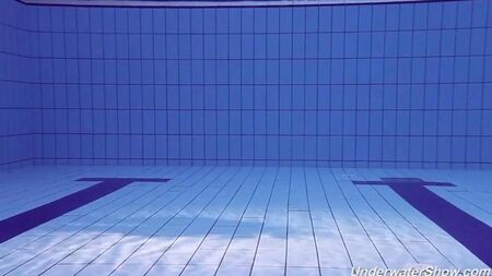 Helen se desnudó y nada en la piscina desnuda