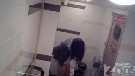 Cámara en el baño de la mujer