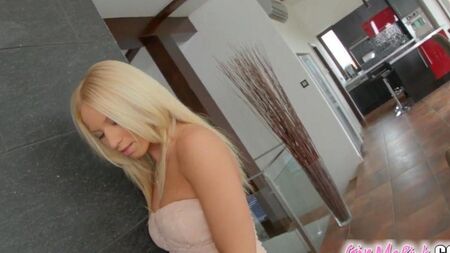 La belleza se folla con un miembro de goma