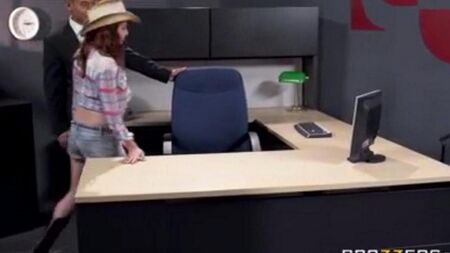 Asian folla a una secretaria en el lugar de trabajo
