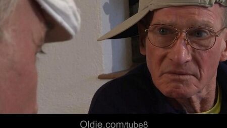 Las novias jóvenes sirvieron a dos personas mayores