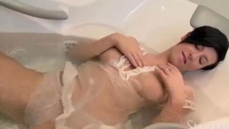 Ducha solitaria morena masturbada