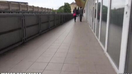Atrapó a una chica en la estación