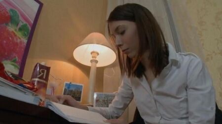 Alena rusa enseña inglés con su botín