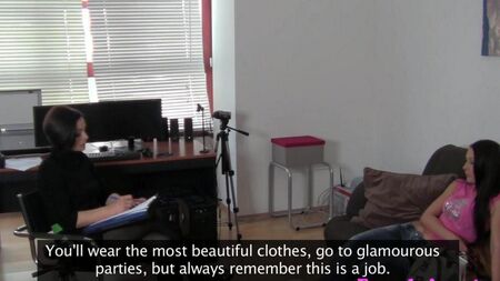 Sexo lesbiano con un vibrador en un casting