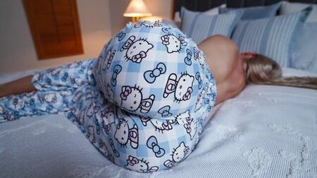 El pijama le queda demasiado grande a este culo