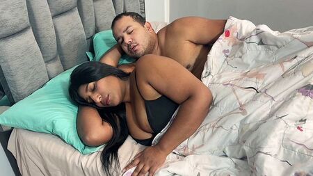 Despertar juntos e inmediatamente sentir tu pene presionando contra su trasero