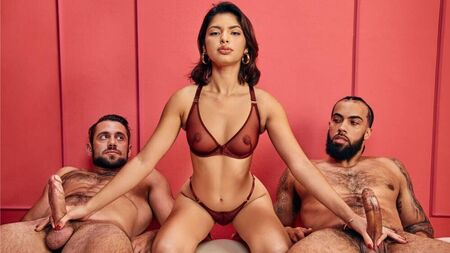 Las manos trabajan al unísono y los chicos gimen a coro
