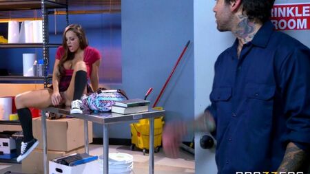 Abigail Mac se folla con un limpiador en el trastero