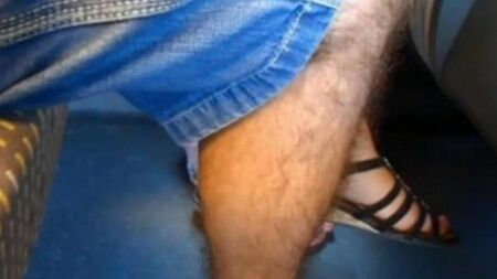Subió con la mano a la mujer debajo de la falda y comenzó a aplastar la vagina con los dedos