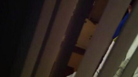 Dispara una cámara oculta como sus vecinos tienen sexo