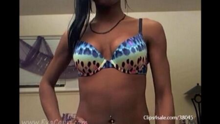 Mujer negra se masturba frente a la cámara web