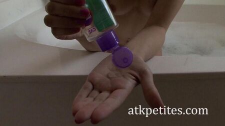 Chupando a un hombre sentado en el baño