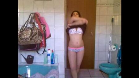 El estudiante paquistaní se masturba en el baño