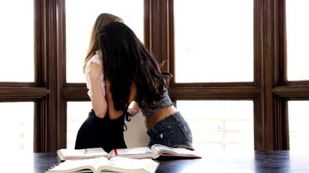 Aubri viejo suavemente besa lesbiana