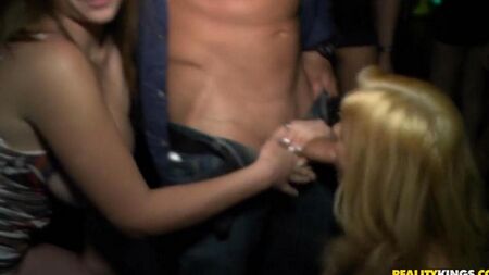 Fiesta de sexo en un club nocturno