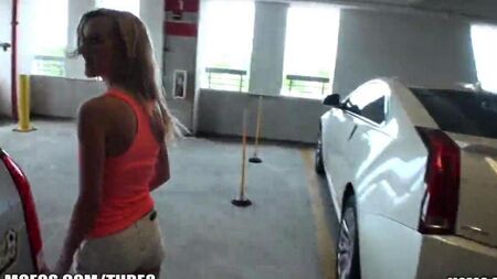 Sexo con una rubia en un auto en un auto
