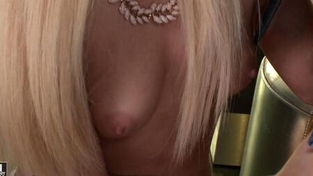 Candee Licioso folla con el dueño del club striptease