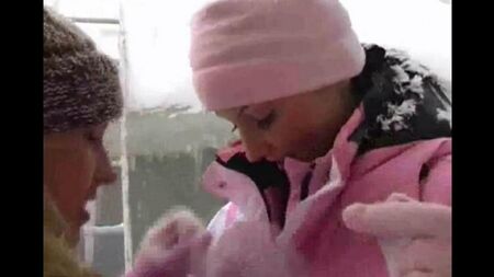 Lesbianas en un frío día de invierno