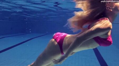 Belleza desnuda nadada en la piscina