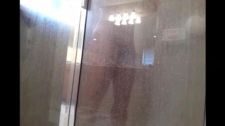 La cámara oculta dispara cuando un hombre se lava en la ducha