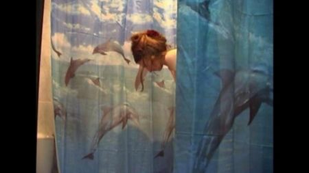 Instaló una cámara oculta en el baño y disparó a su esposa desnuda en el video