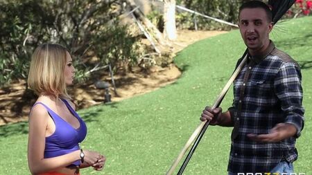 El joven jardinero despidió a la hija de un rico dueño