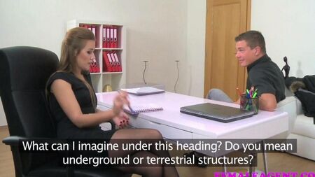 Un hombre en un casting en una mujer