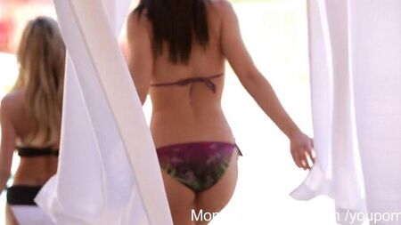 La chica mira al chico folla a su madre