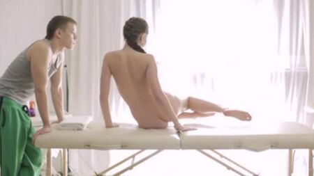 La belleza de Nina follada en la mesa de masaje