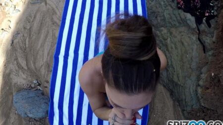 Jessica James folla con un chico en la naturaleza