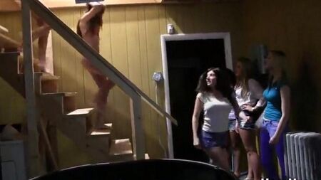 Dedicación de estudiantes de estudiantes de primer año con desnudos