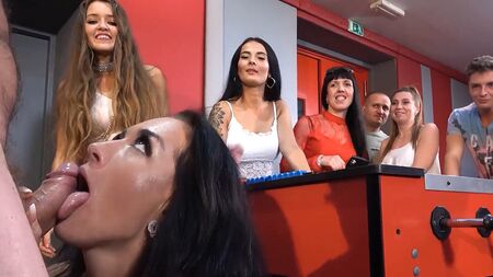 Bueno, chicas, ¿cuál de ustedes me deleitará con un agujero hoy?