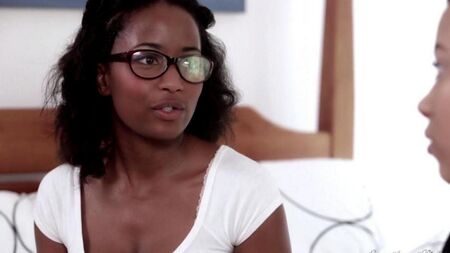 Lesbiana Negra lame un coño a su hermana