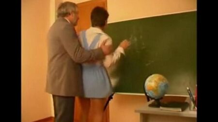 El viejo maestro sedujo y folló a un estudiante