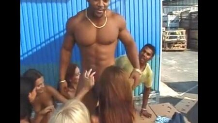 Orgía con negro en público