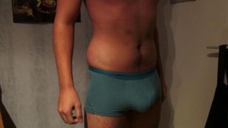 Un hombre dispara con esperma directamente en sus calzoncillos por sobreexcitación
