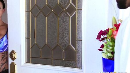 Seducido con tetas de silicona y pidió una gran polla negra