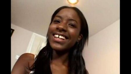 Una joven mujer negra lágrima blanca