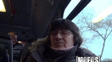 Directamente en el autobús folló a la chica en el culo