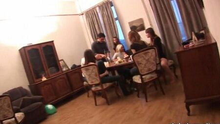 Los estudiantes rusos organizaron un gangbang en una fiesta